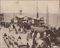 Saint-Louis, départ d’un convoi pour le Soudan. – Longtemps, le moyen le plus direct pour joindre le Soudan depuis l’extérieur du continent, resta la voie fluviale sur le fleuve Sénégal, depuis Saint-Louis jusqu’à Kayes, puis les pistes soudanaises. A compter de 1904, le chemin de fer entre Kayes et Bamako vint grandement améliorer la partie terrestre du trajet. Mais en 1924, la mise en service du tronçon ferroviaire entre Thiès et Kayes, mettant Bamako à moins de deux jours de train du port de Dakar, scella le déclin de la navigation commerciale sur le fleuve Sénégal.