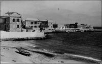 La plage de Gorée. - « La veille du départ,  nous allâmes visiter Gorée. […] L’île est très-basse au nord-nord-ouest, et c’est dans cette partie, entre la montagne et une langue de terre, que se trouve une petite anse de sable qui sert de débarcadère. […] Cette petite île manque absolument de tout, même d’eau potable ; quand les citernes sont à sec, on est obligé d’en aller chercher à l’oasis de Khann ; les fontaines de ce lieu sont de simples trous de dix à douze pieds de profondeur, sur cinq à dix de diamètre, toutes les parois sont recouvertes en briques jusqu’au fond, et chose heureuse, quelle que soit la quantité d’eau qu’on en retire, son niveau ne diminue jamais. Malgré l’obligation où ses habitants sont de tout tirer de la terre ferme, qui heureusement n’est qu’à quelques minutes de canot, Gorée est une station agréable et très recherchée ; l’air y est frais et tempéré, et beaucoup de malades de Saint-Louis et de la Gambie viennent s’y rétablir. La ville occupe plus des deux tiers de la superficie totale de l’île, et les maisons, construites avec vérandah et terrasses sur un seul étage, sont vastes, bien aérées, élégantes et solides. Source : Jacolliot, Louis, Voyage aux rives du Niger, Paris, C. Marpon et E. Flammarion, 1879. - Photo-carte postée de Dakar en 1951, adressée à Jean-Louis P., hôpital Point G, Bamako, Soudan, et signée « affectueusement, Maman ». - Noter l'orthographe particulière employée par Jacolliot pour désigner ce lieu que l'on connaît aujourd'hui comme Hann.