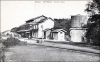 Rufisque, vue de la gare. (vers 1910) – Les travaux de construction de la ligne de chemin de fer entre Dakar et Saint-Louis commencent simultanément à partir de Rufisque et de Saint Louis en 1883, et le tronçon de 28 km entre Rufisque et Dakar est  le premier à entrer en exploitation dès juillet 1883. La gare de Rufisque connaît un essor avec l’ouverture de la ligne vers Djourbel au début du XXème siècle. Cet embryon de la ligne Thiès-Kayes draine en effet un important trafic lié à l’arachide. Ainsi, en 1909, 45 000 t. d’arachide sont débarquées à la gare de Rufisque. Cette ville, qui s’est développée progressivement à partir du XIVème  siècle sur un site initialement occupé par des villages de pécheurs, est alors le principal centre de traitement et d’exportation de l’arachide. Rufisque s’est imposée dans cette activité au cours du XIXème , grâce à sa situation géographique, à la porte du Cayor, et à son port. En 1880, 23 000 tonnes d’arachides sont exportées depuis Rufisque, soit plus de la moitié des exportations de la colonie. Centre commercial et administratif important, Rufisque devient une commune avant même Dakar, le 12 juin 1880. Mais elle connaît dès la fin des années 1920 un déclin inexorable. Ses activités portuaires sont concurrencées par celles d’autres villes, Dakar et Kaolack notamment. Son rayonnement a pali depuis que Dakar est devenu en 1902 la capitale de l’AOF et reçoit la majeure partie des investissements publics. L’âge d’or de Rufisque s’achève définitivement avec la crise économique des années 1930. La gare de Rufisque est classée parmi les monuments historiques du Sénégal depuis les années 1970. A visiter : http://www.rufisquenews.com/rufisque_une_ville_une_histoire.html