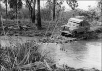 La Land Rover de géologues de l'ORSTOM, au Sénégal Oriental en 1967, franchissant un marigot (le Koba Ko) sur un pont de fortune. Ph. J-M Wackermann.
