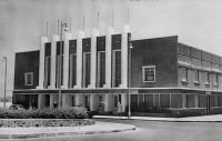 Dakar, l'aérogare de Yoff -  Dès 1937, Dakar possède un ensemble de bases aéronautiques important. Le terrain mixte de Dakar et l’hydrobase de Bel Air sont sous le même commandement. Ouakam possède deux pistes de 1300 X 70 m et de 1000 X 50 m particulièrement utilisées par Air France pour ses liaisons vers l’Amérique du Sud et son réseau local (Saint-Louis, Bamako). De plus un plan d’eau de secours est balisé sur la lagune de Retba, à 15 k au N-E du port, et le terrain de Sebikotane, à 20 k de Ouakam, est aménagé. En 1938, les installations techniques se développent, un balisage de nuit est mis en place, une station météo est créée. En 1939, l’activité s’accroît et Air France à l’aide de Farman réalise les liaisons vers Natal, et à l’aide de Wibault, entre Bamako, Kaolack, Saint-Louis, Niamey. L’Aéro-Maritime va jusqu’à Pointe Noire avec ses Sikorsky. Les lignes allemandes Luft Hansa, italiennes Air Litoria, anglaises Imperial Airways et British Ariways projettent différentes liaisons internationales transitant par Dakar et effectuent différents voyages d’essai. Mais la déclaration de guerre de 1939 vient considérablement freiner le développement de l’activité commerciale de l’aéroport de Dakar. Cependant, dès 1940, il est reconnu que Ouakam n’est pas susceptible d’extension suffisante et une mission de spécialistes choisit la plaine de Yof pour l’établissement d’un futur aéroport international. En 1945, les deux pistes de Yof, construites depuis 1942, reçoivent un important trafic militaire (100 avions par jour) notamment lié à la présence d’un détachement américain à Ouakam. Puis les anciens baraquements militaires aménagés en aérogare font petit à petit place à l’aérogare actuelle qui est inaugurée le 17 septembre 1949.