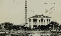 Dakar, la T.S.F - La station radiotélégraphique de Dakar (TSF de puissance), installée vers 1920, était en liaison directe avec le poste de Bordeaux Croix d'Hins. Elle couvrait aussi les 2 grandes routes maritimes de L'Afrique du Sud et de l'Amérique du Sud. Une station a ondes courtes assurait les communications avec l'intérieur de l’AOF. L’indicatif était FDA. 