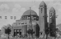 Dakar, la cathédrale du souvenir africain. - Un jour de kermesse. « Depuis 50 ans (environ 1955), une kermesse diocésaine mobilise toutes les bonnes volontés  le premier week-end de mai. Installée autour de la cathédrale de Dakar, elle apporte une contribution financière, chaque année plus importante, au budget archidiocésain ». Source : Pirotte, Jean, Les conditions matérielles de la mission, contraintes, dépassements, Paris, Karthala, 2005. Ceux qui ont fréquenté cet évènement incontournable de la vie du Plateau, se souviennent certainement, parmi les attractions, d’un petit train de chariots tractés par une jeep habillée en locomotive, et d’un immense « circuit 24 » installé dans une grande tente…
