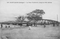 Saint-Louis, le pont Faidherbe, longueur 511 mètres – Le projet retenu pour ce pont par le Conseil Général est celui défendu par M. Robert, le chef du service des T.P. de la Colonie et le conseiller Crespin, pour ses qualités esthétiques. La majorité des conseillers suivit ces deux hommes, et l’entreprise Nouguier, Kessler et Cie emporta le marché pour  1 880 000 F.