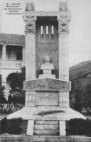 Dakar, Monument du Gouverneur-Général Vallenhoven – Le gouverneur-général Joost Vallenhoven, d’origine néerlandaise naturalisé français en 1899, est un haut fonctionnaire colonial. Il dirigea brièvement l’AOF entre mai 1917 et janvier 1918 alors qu’il avait été rappelé du front pour ce faire, avant de démissionner parce qu’il était en désaccord avec la politique de levée de troupes conduite en AOF. Il meurt sur le front le 20 juillet 1918 et est enterré l’orée de la forêt de Villers-Cotterêts.