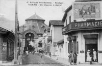 Dakar, rue Dagorne, le Marché - il s'agit du marché Kermel et de la rue dans laquelle Edouard Fortier avait sa boutique (à l'angle rue Dagorne et boulevard Pinet-Laprade). Photographe et éditeur de cartes postales, il a produit, entre le début du XXème siècle et sa disparition en 1928, 3300 cartes sur l'Afrique Occidentale. Il vécut là jusqu'à sa disparition en compagnie de ses deux filles blondes et de son boy Seydou Traoré.
