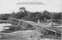 Pont primitif sur un fleuve aux basses eaux