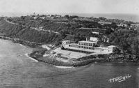 Dakar, le Lido - A la fois piscine olympique (remplie à l'eau de mer), restaurant, bar et dancing, le Lido est un haut lieu de la vie française à  Dakar avant et même après l'indépendance, jusqu'en 1974 ou il est détruit et cède sa place à un hôtel qui ne conserve que le tracé de la piscine originale.