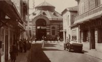 Dakar, le Marché et la rue Dagorne - il s'agit du marché Kermel et de la rue dans laquelle Edouard Fortier avait sa boutique (à l'angle rue Dagorne et boulevard Pinet-Laprade). Photographe et éditeur de cartes postales, il a produit, entre le début du XXème siècle et sa disparition en 1928, 3300 cartes sur l'Afrique Occidentale. Il vécut là jusqu'à sa disparition en compagnie de ses deux filles blondes et de son boy Seydou Traoré.