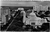 Dakar, l'avenue de la République - au premier plan la cathédrale et au fond le palais du gouverneur