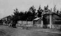 Dakar, l'école de médecine - datée du 24.07.1945 - créée en 1918, l'Ecole de médecine de l'AOF, aussi appelée école Jules Carde forme des médecins et des pharmaciens auxiliaires ainsi que des sages-femmes. Elle est inaugurée et dirigée par Le Dantec, directeur de l'hôpital indigène. L'école compte 4 sections: médecine (en 4 ans), pharmacies, sages-femmes et vétérinaires (toutes en 3 ans d'étude). La section vétérinaire sera transférée par la suite à Bamako. A sa fermeture en 1953, l'école a accueilli 32 promotions et formé 582 médecins, 87 pharmaciens et 447 sages-femmes. Elle devient à compter de 1953 une faculté dépendante de l'Éducation nationale française sous le nom d'« École préparatoire de médecine et pharmacie de Dakar ». Elle assure les trois premières années de formation qui se déroulent par la suite pendant trois ans en France et essentiellement à Bordeaux. En 1958 elle devient « École nationale de médecine et pharmacie » et délivre à partir de 1960 ses propres diplômes. Le président ivoirien Houphouët Boigny fut élève de l'école de médecine.