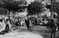 Thiès, le marché - Thiès est le chef lieu du cercle du même nom, qui compte en 1948 une population de 2797 Européens et 272 692 Africains, dont 144 330 Ouoloffs, 91 754 Sérères et 12 369 Peuhls, pour une densité de 40,5 hab/km². La ville elle-même compte 1350 Européens, 624 étrangers et 24 783 Africains.