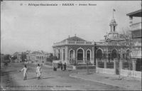 Dakar, avenue Roume - la tour avec un drapeau que l'on aperçoit est celle du Gouvernement Général