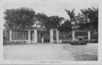Dakar, hôpital colonial - Projet remontant à 1882, l'hôpital voit le jour en 1890 près du Cap Manuel et face à Gorée. Destiné au départ à recevoir 200 lits, cet hôpital militaire en accueil bientôt 600 et est connu comme 