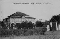 Louga, la Résidence – Outre la Résidence du chef de cercle, Louga dispose d’un dispensaire avec maternité, de deux écoles régionales, du téléphone – télégramme et bureau de poste, d’un collège moderne d’agriculture, d’une paierie, d’un commissariat de police, d’une gendarmerie, d’un service vétérinaire, d’un service de l’agriculture et d’une gare de chemin de fer.