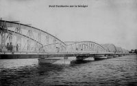 Saint Louis, le pont Faidherbe sur le Sénégal – Reliant la banlieue de Sor, située sur le continent, à la ville de Saint Louis située sur une île entre les deux bras du fleuve Sénégal, il a été choisi pour son esthétique et financé sur un emprunt par le Conseil Général en 1892.