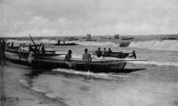 Saint-Louis, la plage à Guet N'Dar. Les départs pour la pêche. Les retardataires. Les brisants sont mauvais.