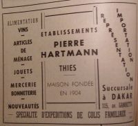 Publicité de 1948 – L’activité commerciale à Thiès est assez soutenue. Il y a des comptoirs de CFAO, Maurel Frères, Maurel et Prom, NOSOCO, SCOA, Chavanel, Vézia, Soucéli, Peyrissac, mais aussi les commerces de G. Castagné, P. Hartmann, R. Thomas, A. Senghor, Hide Nabhim, N. Ganamet. Il existe aussi des commerces spécialisés, Bata, Ardiès (chaussures), Sentenac (cabinet dentaire et pharmacie), Sassy, Hallack, Maurel et Prom, Heneny (boulangeries), Au poussin bleu (patisserie), Hôtel de la Gare, brasserie de la Victoire (J. Curel), restaurant Central (Alba), café-restaurant Rex, Le Cosmopolite (E. Thibault) (cafés-brasseries), Rex, Agora (cinéma)…