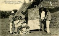 Soudan - Ecole des enfants de troupe des Tirailleurs indignées.  – Cette image illustre l’initiative de l’armée française pour former des cadres locaux au début de l’époque coloniale en Afrique occidentale. Elle semble mise en scène, tant les élèves sont peu nombreux, d’âge très varié et les installations inexistantes ; ça ne ressemble pas vraiment à une école structurée et très fonctionnelle. D’ailleurs le cliché est signé du photographe dakarois Edmond Fortier, fin connaisseur des scènes animées. On a peut être choisi symboliquement la première école militaire fondée sur au Soudan français en 1884 –alors Haut-Sénégal-, au poste militaire de Kita, non loin de Kayes… De fait dès la création du corps des tirailleurs sénégalais en 1857, le Général Faidherbe, son promoteur, entend utiliser l’éducation pour renforcer l’attachement des élites locales au projet colonial et pour constituer un encadrement africain intermédiaire lettré. Ainsi, les enfants des chefs traditionnels sont accueillis sur les bancs d’établissements dédiés – à Saint-Louis, à Bingerville- puis le dispositif est étendu aux enfants de tirailleurs. Mais en réalité il reste longtemps confidentiel, circonscrit à une infime fraction de la population générale et même de celles des enfants de tirailleurs et de chefs. Il faut attendre l’après seconde guerre mondiale pour voir l’effort éducatif –militaire comme civil- significativement renforcé en AOF. Des écoles de troupe, des prytanées sont crées dans la région, dont la plupart fonctionnent encore, même si le but initial de former les futurs militaires gradés de l’armée semble parfois perdu de vue. L’image d’une entreprise coloniale civilisatrice, celle-là même portée par l’emblématique ministre de l’éducation de IIIe République Jules Ferry, doit être cependant évalué à l’aune de ces résultats : à l’indépendance des principaux pays d’Afrique de l’Ouest, moins de 4 % de la population était alphabétisé, et les armées resteront encore longtemps encadrées par des coopérants militaires français.