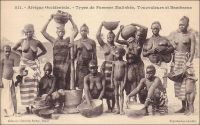 Types de Femmes Malinkées, Toucouleurs et Bambaras. Entre intérêt ethnographique, réelle curiosité de l’autre et gout pour l’exotisme, les photos de « types », et les cartes postales qui les popularisent, sont en vogue dès la fin du XIXème  siècle. Véritable inventaire de l’altérité, elles prétendent recenser par l’image toutes les physionomies, toutes les coutumes vestimentaires et capillaires des peuples colonisées. L’engouement pour ces clichés va de pair avec l’enthousiasme suscité dans l’opinion publique par la conquête de nouveaux territoires, par l’extension de l’empire national sous d’autres latitudes. Dans ces séries photographiques, qui représentent aussi bien hommes, femmes, enfants, groupes ou familles, les clichés de « beautés exotiques » ont une place particulière. Ils portent la part de rêve des Français pour des jeunes filles agréables à voir, joyeuses et aux mœurs supposées plus légères que celles des femmes françaises. L’alibi ethnographique permet d’ailleurs de représenter des corps féminins dénudés, dans une époque encore très pudibonde en Europe. -  Cette carte postale fait partie de l’importante collection due au photographe et éditeur dakarois Edmond Fortier (1862-1928), qui tenait boutique rue Dagorne, une des voies transversales coupant la rue des Essarts au niveau du marché Kermel. Il a du prendre ce cliché à l’occasion du voyage qu’il fit au Soudan français entre 1905 et 1906.