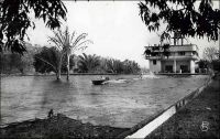 Bamako, Le Lido, hôtel-restaurant-piscine. – Haut-lieu de loisirs pour le tout-Bamako européen, l’établissement voit le jour à la toute fin des années 1930. Il est fondé et bâti ex nihilo par Robert de Livry, l’un des deux fils de la famille qui exploite alors l’hôtel Le Normandie en centre-ville. Un peu à l’écart de la capitale, à 7 km sur la route de Kati, il devient vite une attraction incontournable grâce à sa piscine et à son lac artificiel où l’on pratique le ski nautique. Les activités de l’entreprise vont se diversifier dans les années 1950, avec l’exploitation d’une source naturelle sur le site, pour produire des boissons gazeuses sous la marque Crush. Il n’y avait aucun lien initial entre cet établissement de Bamako et son homonyme perché sur la corniche à Dakar, mais un mariage entre les enfants des deux familles – à la génération suivant celle du fondateur - vint en créer par la suite.  L’aventure prend fin au début des années 1990, peu après la session de l’affaire à un entrepreneur local, quand les installations sont pillées et incendiées en marge des troubles politiques de 1991. Sources : Philippe, Sébastien, Une histoire de Bamako, Brinon sur Sauldre, éditons Grandvaux, 2009.