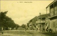 Kayes, rue Paul-Holle. – Comme souvent dans les cités coloniales, et particulièrement dans les villes de garnisons comme Kayes, les figures de la conquête, militaires et explorateurs, servent à nommer les lieux. Difficile de compter les rues, les places ou les monuments inspirés par Faidherbe à cette époque dans l’espace sahélo-soudanien, où il fut tour à tour chef de guerre, gouverneur, bâtisseur et même fondateur du fameux corps des tirailleurs sénégalais. Avec cette avenue Paul-Holle, Kayes célèbre un personnage moins connu de l’histoire coloniale mais un enfant du pays. Il est en effet né à Saint-Louis du Sénégal en 1807, fils d’une signare – femmes métis régnant sur l’économie de la ville - et d’un commerçant français. Engagé dans l’armée française, il est en poste à Bakel et à Saldé sur le fleuve Sénégal mais aussi  sur son affluent la Falémé, à Senoudebou. Témoignage de l’intérêt qu’il porte à sa région, il publie en 1855, avec un co-auteur, un ouvrage de référence : 