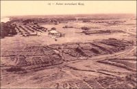 Avion survolant Gao. – A l’heure où chasseurs bombardiers partis de France et hélicoptères appuyant les troupes au sol sillonnent le ciel du nord Mali, il est intéressant de se souvenir de la présence ancienne des aviateurs français dans cette région. En effet, c’est à Gao que fut déployée en 1931 la 3ème escadrille de l’AOF -la première escadrille avait vu le jour à Thiès au Sénégal en 1924 et la seconde à Bamako en 1929. Ces unités étaient chacune composées de neuf appareils de type Potez 25 TOE (théâtre d’opération extérieure) sur leur base principale et de trois autres Potez 25 ou 29 sur leur base secondaire (celle de Gao étant située à Agadès). Le but de ces forces aériennes implantées sous les tropiques est la surveillance du territoire et l’appui aux troupes et aux groupes supplétifs en cas d’engagement. Elles effectuent également des missions postales, ainsi la 3ème escadrille va durablement assurer la liaison courrier entre Gao et Kano au Nigéria à partir de 1933. En outre, pour la troisième escadrille, qui est basée sur des espaces limitrophes de la Lybie,  il s’agit aussi de rappeler aux Italiens la souveraineté active de la France en « montrant ses cocardes » aux confins du Sahara. Pour insigne, qui sera peint sur le fuselage de ses avions, l’escadrille de Gao choisit l’image d’un guerrier touareg. Elle sera finalement dissoute en 1940. Sources : Richemond, S. « La troisième escadrille dans le ciel de Gao » dans Images et Mémoires n°31 et Carlier, Marc, La drôle de guerre au Sahara. Confins nigériens 1938-1940, ed. Karthala, Paris, 2006.