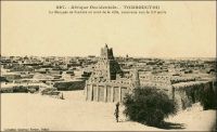 Tombouctou, la mosquée de Sankore au nord de la ville, construite vers le XIe siècle. – Le vénérable édifice, ici immortalisé par le photographe dakarois Edmond Fortier en visite au Soudan en 1905, fait partie du patrimoine récemment profané à Tombouctou par les salafistes d’Ansar Dine. Centre de savoir, cette mosquée abritait naguère une prestigieuse université, dont la fondation est contemporaine de celles d’Oxford et de la Sorbonne. Les nouveaux maîtres de la ville, proches d'Al-Qaïda au Maghreb islamique, ont notamment brisé les portes de la mosquée Sidi Yahia, transgressant ainsi une croyance locale selon laquelle le bon œil veillera sur la ville tant qu’elles resteront closes. Cette effraction et la destruction de 7 des 16 mausolées de saints locaux –la ville adore 333 saints !- ont une portée symbolique et politique puissantes. Aux yeux du monde et de l’Occident, elles associent l’action de ces jihadistes sahéliens à celle des Talibans d’Afghanistan, responsables en leur temps du dynamitage des célèbres statues de Bouddha de Bâmiyân. Pour les habitants, elles défient la pratique locale de la religion, un islam soufi confrérique basé sur la vénération de figures sacrées et l’allégeance aux savants. Ce faisant, elles constituent une sorte de coup d’Etat social, remettant en cause le pouvoir des élites érudites locales liées aux confréries musulmanes, particulièrement les Kountas.