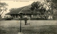 Kati, Cercle des officiers. – Le village de Kati, à une douzaine de kilomètres de Bamako, est choisi par le lieutenant-gouverneur de Trentinian en février 1896 pour installer le camp militaire. Le lieu, qui aurait porté des forêts verdoyantes par le passé, est réputé pour sa salubrité.  Les différents services de l’armée y sont progressivement regroupés. Une ambulance – infirmerie militaire – est mise en place. La garnison de Kayes, le 2ème régiment de tirailleurs sénégalais, vient s’installer à Kati en 1898. Le village, où vivent de nombreuses familles de ces militaires venus des quatre coins de l’AOF et engagés sur des terrains lointains, prend de l’ampleur. Il devient une ville animée et bigarrée de toutes les cultures du sous-continent, et un marché assez important, où convergent commerçants et artisans. Kati conserve de nos jours sa vocation militaire et abrite actuellement le camp Soundiata Keita (du nom d’un fameux héro de l’épopée mandingue qui vécut au XIIIème siècle) et un prytanée destiné à la formation secondaire des enfants de militaires maliens et ouest-africains. – Le Général Gouraud, figure de la conquête coloniale, raconte ainsi une visite à Kati au tout début du XXème siècle : « Le 29 [janvier 1903], Bamako […] Une voiture légère attelée de mules nous emmène rapidement le lendemain à Kati, à travers un joli paysage, un peu bouleversé, cependant point trop gâté par les tranchées et déblais du chemin de fer. Kati est devenu un gros centre militaire, administratif et médical. Nous sommes les hôtes du colonel Ebener, commandant le 2è sénégalais » (1). Sources : (1) Gouraud, Général, Zinder, Tchad - Souvenirs d'un Africain, Paris, Plon, 1944.