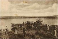 Bamako, le départ du bac. - La capitale du Soudan, quoique érigée au bord du fleuve Niger, ne reçoit son premier pont qu'en 1947 - le second est bâti durant le funeste régime du président Moussa Traoré (1968-1991) et le troisième, financé par la Chine, es en cours d'édification depuis 2009. Le bac sur le fleuve resta fonctionner bien après la mise en service du premier édifice. Le journal local L'Essor, dans sa livraison du 8 février 1960, révèle les statistiques de passages du bac entre le 18 juillet et le 1er décembre 1959. Dans cette période, 320 000 passagers, 15 000 vélos, 2000 charrettes, 5000 voitures, 1500 camionnettes, 5000 camions, dont 3000 véhicules lourds et légers appartenant à l'administration, l'armée, la gendarmerie ou la police ont emprunté le bac, à raison de 145 véhicules et 2400 voyageurs par jour.