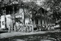 Bamako, l’orphelinat des métisses. – Situé sur l’actuelle place de la Liberté, l’établissement accueille les petites métisses depuis 1912. Les  petits métis, quant à eux, sont hébergés à l’orphelinat de Kayes, jusqu’à leur transfert dans la capitale, peu avant la seconde guerre mondiale. La construction de deux nouveaux bâtiments dans des quartiers distincts pour séparer filles et garçons, envisagée un temps, est finalement abandonnée avec le début des hostilités. Les petits garçons rejoindront donc finalement les filles dans l’ancien bâtiment. L’institution continuera d’accueillir ces enfants encombrants pour leurs deux communautés d’origine jusqu’à l’indépendance. Aujourd’hui, l’édifice abrite le ministère de l’Education nationale (1). – Albert Londres décrit en ces termes le sort peu enviable des métis au Soudan français au début du XXème siècle : « Les métis ! Les mulots ! Les tout-petits tètent leur négresse de mère. Le père est là ou n’y est pas. C’est un fonctionnaire, un commerçant ou un officier ; c’est un passant. S’il est là, ce ne sera pas pour longtemps. S’il est absent, ce sera sans doute pour toujours. L’enfant grandira dans la case, la maman nègre étant retournée chez les parents. Le reste du village le regardera comme un paria, se demandant pourquoi ce tète-lait mangera plus tard leur mil. Aucune raison sociale n’interviendra dans ce jugement sommaire. […] La maman se remariera avec un Mandingue. Ses petits frères, eux, auront une race, une famille, une patrie : ils seront noirs. Le mulot sera mulot. Il n’aura pas de nom, pas de base, pas de sol à lui pour poser ses pieds. […] Ils sont comme ces bateaux-jouets qui voguent dans les bassins municipaux. Dès qu’ils approchent du bord, un bâton les repousse ; quand ils gagnent le centre, un jet d’eau les inonde. Il en coule des quantités. Les survivants demeurent déteints. Sans nom, ces demi-sang sont les fils des saints de la religion catholique. La République ne les laisse pas dans la brousse. Non ! Quand ils ont sept ans, on les arrache à la calebasse maternelle. On les réuni dans les centres à l’école des métis. Ils constituent la plus étrange catégorie d’orphelins : les orphelins avec père et mère » (2). Sources : (1) Philippe, Sébastien, Une histoire de Bamako, Brinon sur Sauldre, éditons Grandvaux, 2009. (2) Londres, Albert, Terre d’ébène, Paris, Albin Michel, 1929.