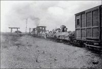 Chemin de fer de Kayes au Niger, voyageurs de 4ème classe. - « Nous partons le 10  [février 1901, de Bamako vers Kayes] par le chemin de fer, occupant le dernier wagon, avec une sorte de balcon d’où je peux retrouver tous les souvenirs épars de ce paysage : c’est la neuvième fois que je fais cette route. » (1). – Assez tôt, les autorités coloniales envisagent de relier, par un chemin de fer, le fleuve Sénégal, principale voie de pénétration dans cette partie du continent, au fleuve Niger, voie essentielle de circulation dans le Sahel. Les premières études ont lieu en 1880, alors même que toute la région n’est pas sous contrôle français. La ligne devra aller de Kayes, sur le fleuve Sénégal, jusqu’à Koulikoro, sur le Niger, et les travaux débutent dès 1881, mais au ralenti tant la main d’œuvre locale et l’encadrement européen sont défaillants. L’avancée est très lente, et en 1884, seuls 53 km ont été couverts alors que l’entreprise a d’ores et déjà englouti des sommes exorbitantes ; la construction sera finalement confiée au Génie militaire. Le premier tronçon, allant de Kayes à Bafoulabé est inauguré le 1er janvier 1894. La construction du reste de la ligne, joignant le fleuve Niger, durera encore jusqu’en 1904, et nécessitera des efforts importants, comme l’édification d’un viaduc de 400 mètres à Mahina. Ce réseau est connecté en 1924 à celui du Sénégal, permettant le transport sans rupture de charge du port maritime de Dakar au port fluvial de Bamako. Sources : (1) Gouraud, Général, Zinder, Tchad - Souvenirs d'un Africain, Paris, Plon, 1944.