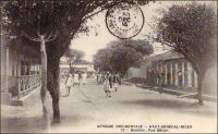 Bamako, la rue Gilium. - Cette artère, devenue de nos jours avenue de la Nation, doit son nom à un naturaliste (en réalité orthographié « Gillium » avec deux « L ») venu à Bamako à l'époque du lieutenant-gouverneur Trentinian (1895-1899).Actif et entreprenant, il fit des essais de culture du blé sur les bords du fleuve Niger, à Bamako, avec des semis venus de Goundam. Il fut également à l'origine, en association avec  deux autres jeunes hommes nommés Pillet et Colas,  de la première société commerciale française de la place, devenue ensuite la Compagnie Niger-Soudan. Il devait mourir prématurément, en 1899, et repose depuis au cimetière de Bamako.