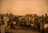 Descente du bac à Bamako, photo d'amateur. - La capitale du Soudan, quoique érigée au bord du fleuve Niger, ne reçoit son premier pont qu'en 1947 - le second est bâti durant le funeste régime du président Moussa Traoré (1968-1991) et le troisième, financé par la Chine, es en cours d'édification depuis 2009. Le bac sur le fleuve resta fonctionner bien après la mise en service du premier édifice. Le journal local L'Essor, dans sa livraison du 8 février 1960, révèle les statistiques de passages du bac entre le 18 juillet et le 1er décembre 1959. Dans cette période, 320 000 passagers, 15 000 vélos, 2000 charrettes, 5000 voitures, 1500 camionnettes, 5000 camions, dont 3000 véhicules lourds et légers  appartenant à l'administration, l'armée, la gendarmerie ou la police ont emprunté le bac, à raison de 145 véhicules et 2400 voyageurs par jour.