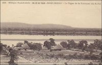 Koulikoro, le Niger de la terrasse du Buffet. – Situé sur le fleuve, à une soixantaine de kilomètres de Bamako et en aval de tout rapide, Koulikoro est le port d’où part la ligne fluviale vers Gao. Les vapeurs « Bonnier », « Gallieni » et « Mage » de la société Messafric assurent un service hebdomadaire de décembre à avril. Entre Koulidoro et Gao, ils desservent Ségou, Markala, Sama, Macina, Diafarabé, Mopti, Aka, Niafunké, Diré, Kabara (le port de Tombouctou), Rharous, Bemba et Bourem. Le départ de Koulikoro a lieu le jeudi à 12 heures, et l’arrivée à Gao le jeudi suivant à 13 heures, soit 8 jours de navigation. Dans le sens inverse, le départ de Gao se fait le vendredi à 11 heures et l’arrivée à Koulikoro 12 jours plus tard, le mardi à 9 heures. Aux basses eaux, le service par vapeur n’est assuré qu’entre Koulikoro et Kabara/Mopti. Le reste de la ligne est assuré par des pirogues. La ligne de chemin de fer, qui joint Kayes sur le fleuve Sénégal à Bamako depuis 1904, s’étend jusqu’à Koulikoro créant une jonction terrestre entre les deux fleuves.