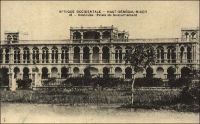 Koulouba, palais du gouvernement. – Le palais du gouvernement, édifié entre 1905 et 1908 sur la colline de Koulouba qui surplombe Bamako, est devenu le palais présidentiel du Mali à l’indépendance. Le choix de ce site tient au colonel de Trentinian, lieutenant-gouverneur du Soudan français en 1896, qui préconisait le transfert de la capitale, de Kayes au bord du fleuve Sénégal où elle se trouvait alors, à Bamako au bord du fleuve Niger. Il fit d’ailleurs construire un imposant bâtiment sur la colline qui sera souvent désigné comme « Folie Trentinian », « résidence du pont F » (la colline est le « point F » du relevé géodésique local) ou « ancienne résidence » quand fut bâti l’actuel palais. Mais il fallut attendre1904, avec l’arrivée du chemin de fer, pour que ressurgisse l’idée de faire de Bamako la capitale de la colonie qui s’appelait alors (entre1902 et 1904) le « Sénégambie et Niger ». On entrepris d’élever une cité administrative intégrant le bâtiment initial qui n’avait jamais servi, et le nouveau palais trouva sa place en bordure de plateau, au-dessus de la ville. Koulouba devint effectivement le siège du gouvernement de la colonie – alors le Haut-Sénégal-Niger - le 20 mai 1908 à la prise de fonction du gouverneur Clozel. – Paul Morand raconte une réception en 1927 au palais de Koulouba : « Chez M. Terrasson de  Fougère, Gouverneur du Soudan, colonial de grande classe, qui n’a pas oublié les leçons d’un Lyautey, nous retrouvons Albert Londres et le peintre Roucayrol avec qui nous ferons route commune jusqu’à Tombouctou, puisqu’on nous assure ici que les eaux sont encore assez hautes pour nous y porter. Le Gouverneur est un homme jeune, respecté, obéi, courtois et silencieux ; son autorité calme nous fait grand honneur. Son palais domine la ville et toute la plaine où le fleuve décrit une courbe azurée d’une vingtaine de kilomètres. La ville française sépare deux cités indigènes » (1). Pour l’anecdote contemporaine, il est intéressant de préciser que la femme de l’actuel président burkinabè Compaoré, l’ivoirienne Chantal Terrasson, est la petite fille du gouverneur Terrasson de Fougère. Son père, Jean Kourouma Terrasson, médecin formé à Dakar et proche du président Houphouët-Boigny, était le fils du gouverneur colonial et de Madoussou Diarrasouba. Sources : (1) Morand, Paul, A.O.F. de Paris à Tombouctou, Paris, Flammarion, 1928.