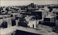 Tombouctou, vue générale. – « J’ai été à Tombouctou, en dessous du royaume de Barbarie, en pays très arides dans les terres » (1). « Tombouctou, disent les vieux chroniqueurs soudanais, est le lieu de rencontre de ceux qui voyagent en pirogue et de ceux qui cheminent à chameau. […] Quelques casernes ocres à créneaux, des drapeaux français et des maisons carrées, de teinte mastic, sans une ombre, sans un relief. […] Tombouctou, qui fut jadis une cité de plus de cent mille âmes, n’est plus qu’un village de cinq mille habitants. […] Cependant l’impression que laisse Tombouctou est très foret. C’est la fin du monde nègre, de la beauté des corps, des gras pâturages, de la joie de vivre, du bruit, des rires… » (2). Sources : (1) Benedetto Dei, premier européen à venir à Tombouctou en 1469. (2) Morand, Paul, A.O.F. de Paris à Tombouctou, Paris, Flammarion, 1928.