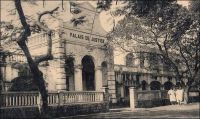 Bamako, le palais de justice. - « Il y a vraiment dans notre civilisation coloniale africaine une harmonieuse entente entre deux races, que je n’ai jamais rencontrée ailleurs. Certes, les indigènes sont astreints à l’impôt. mais qu’est-ce en regard des contributions forcées des anciens tyrans, des razzias, des massacres collectifs, des exécutions en masse de jadis ? Partout des débouchés assurés au commerce indigène, des routes, une justice équitable. Le Noir aime la justice, et la justice française lui convient, car n’étant pas appliquée à la lettre, déformée par des hommes de loi, mais rendue humainement par des chefs compréhensifs et équitables, elle est supérieure aux procédures sommaires qu’elle a remplacées. » Source : Morand, Paul, AOF De Paris à Tombouctou, Paris, éditions Flammarion, 1928.