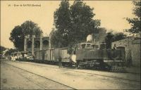 Kayes, la gare. – « Il y a le père Levreau, un vieux broussard. Vingt et un ans de Soudan. Il revient de France pour la deuxième fois seulement. Il n’aime que Kayes. – D’ailleurs, explique-t-il, Kayes et l’une des trois villes les plus chaudes du monde. Podor, Djibouti et Kayes, c’est bien connu, il ne faut pas sortir de là. Partout où j’irais je déchoirais. Le lendemain, à midi –dans la ville la plus chaude du monde, le train arrive à midi !- le père Levreau débarque à Kayes. Ses six femmes l’attendaient sur le quai, six femmes noires dont deux Mauresques aux grands yeux de chamelle. […] A l’intérieur de la gare, le thermomètre marquait quarante-six ! ». Source : Londres, Albert, Terre d’ébène, Paris, Albin Michel, 1929.