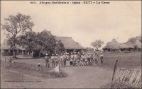 Kati, le camp. – « Le 29 [janvier 1903], Bamako […] Une voiture légère attelée de mules nous emmène rapidement le lendemain à Kati, à travers un joli paysage, un peu bouleversé, cependant point trop gâté par les tranchées et déblais du chemin de fer. Kati est devenu un gros centre militaire, administratif et médical. Nous sommes les hôtes du colonel Ebener, commandant le 2è sénégalais » (1). – Le village de Kati devient un poste colonial le 7 février 1881 (le poste de Bamako ne sera fondé que deux ans plus tard), à l’initiative du lieutenant-colonel Borgnis-Desbordes qui vient d’être nommé commandant du territoire du Haut-Fleuve, précurseur du Soudan français. Le corps des tirailleurs sénégalais, dont l’auteur évoque ici le 2ème régiment, a été créé en 1857 par le Général Faidherbe, alors gouverneur du Sénégal.  Source  : (1) Gouraud, Général, Zinder, Tchad - Souvenirs d'un Africain, Paris, Plon, 1944.