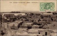 Bamako, vue générale. – « Ils sont plus de vingt mille Soudanais à Bamako. La France a construit là une grande ville indigène, ville de banko, c’est-à-dire en boue. Aucune case ne dépasse l’autre. Cela s’étend comme un cimetière où l’on aurait enterré que des pauvres ; un cimetière de la zone des armées, égalitaire. Au-dessus des murs entourant ces cases, on voir monter et descendre en cadence l’instrument symbolique de l’Afrique entière : le long bâton à piler le mil ». Source : Londres, Albert, Terre d’ébène, Paris, Albin Michel, 1929.