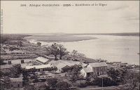 Koulikoro et le Niger. – Situé sur le fleuve, à une soixantaine de kilomètres de Bamako et en aval de tout rapide, Koulikoro est le port d’où part la ligne fluviale vers Gao. Les vapeurs « Bonnier », « Gallieni » et « Mage » de la société Messafric assurent un service hebdomadaire de décembre à avril. Entre Koulidoro et Gao, ils desservent Ségou, Markala, Sama, Macina, Diafarabé, Mopti, Aka, Niafunké, Diré, Kabara (le port de Tombouctou), Rharous, Bemba et Bourem. Le départ de Koulikoro a lieu le jeudi à 12 heures, et l’arrivée à Gao le jeudi suivant à 13 heures, soit 8 jours de navigation. Dans le sens inverse, le départ de Gao se fait le vendredi à 11 heures et l’arrivée à Koulikoro 12 jours plus tard, le mardi à 9 heures. Aux basses eaux, le service par vapeur n’est assuré qu’entre Koulikoro et Kabara/Mopti. Le reste de la ligne est assuré par des pirogues. La ligne de chemin de fer, qui joint Kayes sur le fleuve Sénégal à Bamako depuis 1904, s’étend jusqu’à Koulikoro créant une jonction terrestre entre les deux fleuves.