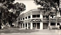 Bamako, Pariscoa, rue Guilium. - A la recherche d’une formule susceptible de rénover le commerce dans les capitales africaines, de type « grands magasins » et se démarquant des comptoirs, la SCOA (Société commerciale de l’Ouest Africain) s’associe à partir de 1952 avec le groupe Prisunic pour lancer une chaîne de magasins sous l’enseigne Pariscoa et avec le groupe du Printemps pour ouvrir des magasins Printania.