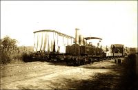 Les trains de Médine, en amont de Kayès, en 1898 (train,  montant et descendant à raison de deux par jour).  Cliché du Lieutenant Emile-Louis Abbat, qui servit au Soudan Français de 1894 à 1898. - Le chemin de fer soudanais a été inauguré le 1er janvier 1894, sur le tronçon Kayes-Bafoulabé. Les travaux de construction, commencés dès 1881, avaient pris tant de retard que la ligne ne sera achevée qu'en 1904. La machine à la tête du convoi est une locomotive de type 030 T, dont 12 exemplaires, fabriqués à Paris par les ateliers de Passy, par l'entreprise Cail et par  l'atelier Weidknecht, avaient été livrés en 1898. Une locomotive de type Decauville 031T avait été fournie en 1895, et deux autres 030 T de Weidknecht  vinrent compléter le parc roulant du chemin de fer de Kayes au Niger en 1899. - Extrait d'un rapport rédigé en 1899 par Emile-Louis Abbat aux autorités militaires concernant le Soudan Français : 