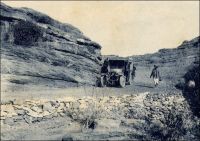 Camion descendant la falaise de Bandiagara. – « Au matin nous partons pour une petite étape, par une chaussé qui traverse des régions inondées au sud-est du Niger et nous amène au pied de la falaise de Bandiagara, que nous franchirons demain et qui sépare le Soudan de la Haute-Volta. Notre chauffeur noir, malgré les 38 degrés, est vécu d’un épais pardessus à taille, avec col de velours. Pieds nus, casque blanc, bagues d’aluminium au pouce. » Source : Morand, Paul, AOF De Paris à Tombouctou, Paris, éditions Flammarion, 1928.