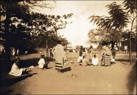 Le marché de Kayès, en novembre 1896. Cliché du Lieutenant Emile-Louis Abbat, qui servit au Soudan Français de 1894 à 1898. - Extrait d'un rapport rédigé en 1899 par Emile-Louis Abbat aux autorités militaires concernant le Soudan Français :  