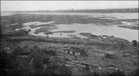 Le Niger à Koulikoro, avant 1910. - Situé sur le fleuve, à une soixantaine de kilomètres de Bamako, Koulikoro est le port d’où part la ligne fluviale vers Gao. Les vapeurs « Bonnier », « Gallieni » et « Mage » de la société Messafric assurent un service hebdomadaire de décembre à avril. Entre Koulidoro et Gao, ils desservent Ségou, Markala, Sama, Macina, Diafarabé, Mopti, Aka, Niafunké, Diré Kabra, Rharous, Bemba et Bourem. Le départ de Koulikoro a lieu le jeudi à 12 heures, et l’arrivée à Gao le jeudi suivant à 13 heures, soit 8 jours de navigation. Dans le sens inverse, le départ de Gao se fait le vendredi à 11 heures et l’arrivée à Koulikoro 12 jours plus tard, le mardi à 9 heures. Aux basses eaux, le service par vapeur n’est assuré qu’entre Koulikoro et Kabara/Mopti. Le reste de la ligne est assuré par des pirogues. La ligne de chemin de fer, qui joint Kayes sur le fleuve Sénégal à Bamako depuis 1904, s’étend jusqu’à Koulikoro créant une jonction terrestre entre les deux fleuves.