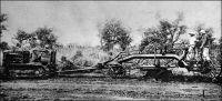Soudan : Construction d’une route dans la savane. Cliché Agence économique des colonies. – Les puissances coloniales en général, et la France en particulier, aiment à s’enorgueillir des investissements publics réalisés dans leurs empires respectifs. Films documentaires, reportages photographiques et ouvrages de commande viennent attester de la « mission civilisatrice » et de l’effort national pour porter le progrès jusqu’au fond des possessions. Mais la réalité est souvent différente. La conquête et le développement des colonies surviennent à une époque où les infrastructures des régions métropolitaines doivent être multipliées et modernisées pour répondre à la croissance de l’activité économique. Au Soudan français, s’il y a eu de forts investissements hydrauliques et agricoles pour fonder un pôle cotonnier national, le réseau routier est resté extrêmement médiocre, ce qui entrave le développement économique et l’action de l’administration. Dans ses mémoires, le vétérinaire et écrivain sénégalais Birago Diop (1906-1989), qui exerça à Ségou entre 1937 et 1939, déplore l’état des routes soudanaises, auxquelles les voyageurs paient un lourd tribu en vies humaines.