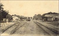 Intérieur de la gare de Kayes, chemin de fer de Kayes à Bamako. – Assez tôt, les autorités coloniales envisagent de relier, par un chemin de fer, le fleuve Sénégal, principale voie de pénétration dans cette partie du continent, au fleuve Niger, voie essentielle de circulation dans le Sahel. Les premières études ont lieu en 1880, alors même que toute la région n’est pas sous contrôle français. La ligne devra aller de Kayes, sur le fleuve Sénégal, jusqu’à Koulikoro, sur le Niger, et les travaux débutent dès 1881, mais au ralenti tant la main d’œuvre locale et l’encadrement européen sont défaillants. L’avancée est très lente, et en 1884, seuls 53 km ont été couverts alors que l’entreprise a d’ores et déjà englouti des sommes exorbitantes ; la construction sera finalement confiée au Génie militaire. Le premier tronçon, allant de Kayes à Bafoulabé est inauguré le 1er janvier 1894. La construction du reste de la ligne, joignant le fleuve Niger, durera encore jusqu’en 1904, et nécessitera des efforts importants, comme l’édification d’un viaduc de 400 mètres à Mahina. Ce réseau est connecté en 1924 à celui du Sénégal, permettant le transport sans rupture de charge du port maritime de Dakar au port fluvial de Bamako.