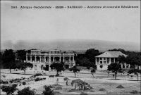 Bamako, ancienne et nouvelle résidences. – Les autorités coloniales décident en 1899 de déplacer la capitale du Soudan de Kayes vers Bamako. Le choix du site de Koulouba, une colline dominant le fleuve, pour édifier la résidence serait le fait du général Edgar de Trintinian, gouverneur du Soudan français entre 1895 et 1899. Le nouveau palais est construit par le Génie militaire entre 1904 et 1908, pour un coût de quatre millions de Francs de l’époque. Il est à la fois le siège de l’administration coloniale et la résidence du gouverneur. Tandis qu’une imposante cité administrative est édifiée à Koulouba, les troupes s’installent sur le plateau de Kati, non loin de Bamako, et les services de santé s’établissent au Point G, où fonctionne encore aujourd’hui un des plus importants groupes hospitaliers du Mali.